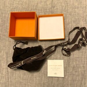 HERMES box for printed enamel jewelry. Plus ribbon, velvet pouch and card.